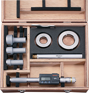 F10841: Set di micrometri digitali per interni a 3 punte grado di protezione IP 65; MITUTOYO